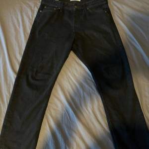 Hej, säljer dessa svarta Jack and Jones jeans i storlek 30W 30L, modellen är Loose Chris. Säljer dom då dom inte kommer till användning längre. Skicket är 9/10. Hör av er vid funderingar! 😊