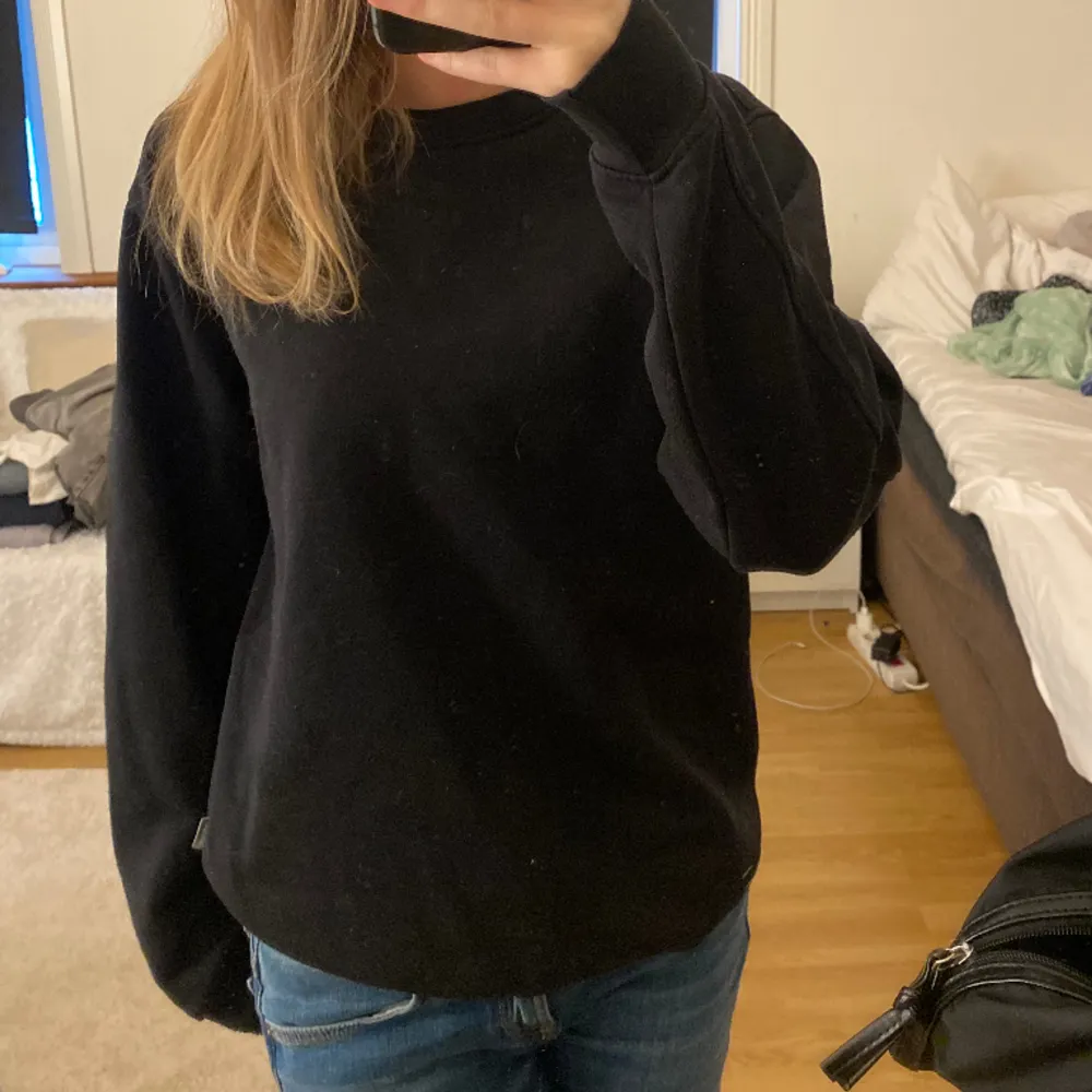 En svart vanlig basic sweatshirt.  Vet inte vart den är ifrån eller hur mycket den kostade🎀. Hoodies.