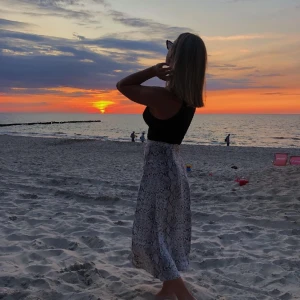 Vadlångkjol  - En mönstrad vadlångkjol i strl S. Tyget på kjolen är tunt och perfekt för sommaren. Köpte kjolen utomlands (Polen) för några år sen. Säljer eftersom att jag ej använder den.