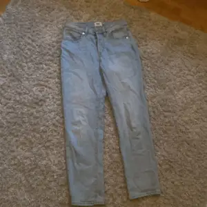 Säljer ett par super fina jeans i stolek S.säljer dom pågrund av att dom är lite för stora.🩷🩷det har 4 knappar men de syns inte🩷