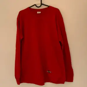 Röd tröja från Supreme x Independent storlek M. Köpt på butiken i London. I mycket fint skick. 