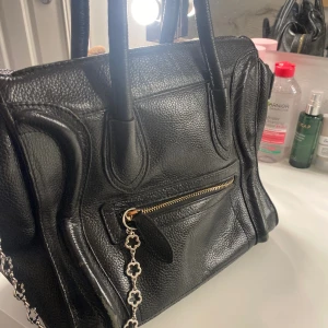 Stor väska - Stor väska. Väskan är ganska stor och har en kedja på sig. Men man kan ta av kedjan om man inte skulle vilja ha den! Kommer tyvärr inte ihåg vart den är köpt då de är min mammas gammla väska💞 de finns även ett längre band med till väskan!!