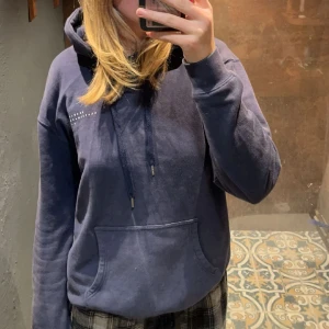Marinblå Hoodie - Säker nu denna jätte snygga marinblå hoodien med tryck på ryggen i storlek XS men passar S, då den börjat bli lite för liten på mig! Den är köpt här på Plick och är ganska väl använd därför priset! Vid frågor eller intresse bara kontakta!