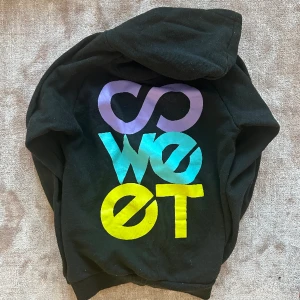 Sweet  - En skön hoddie med dragkedja framtill. Sweet 💙💚💛🧡💜🤍