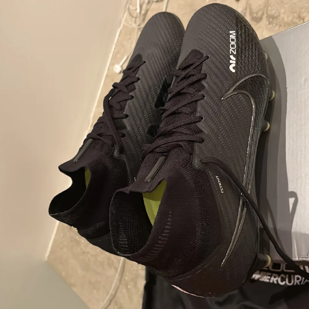 Ett par svarta Nike air zoom mercurial i storlek 41. Använda en gång och säljer de pga av att de är för små. Köpta för 2600kr och har kvitto. Skriv om du har några funderingar. Pris kan diskuteras . Skor.
