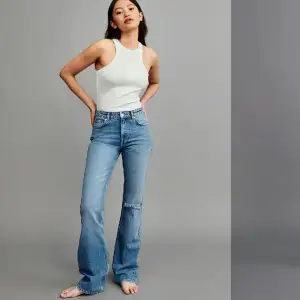 Säljer dessa superfina jeans från Gina som är helt nya med lappen på. Säljer eftersom de är lite för långa på mig som är 163. Nypris 400kr säljer för 300kr💕