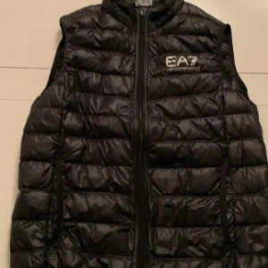Ea7 väst  - Säljer min ea7 väst,Armani västen är köpt i sommras och har Inga skador,skicket 10/10,ordinarie pris är 1000kr ,storlek s