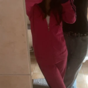 Rosa addisas set  - Så fint sett och älskar färgen men passar inte min still längre det sitter jätte bra på mig förutom det är för långt (är 161) 💗