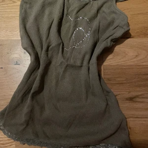 Grönt spets linne me hjärta - Säljer denna då de är inte min stil mer yk2❤️ jätte gullig! Ifrån hm