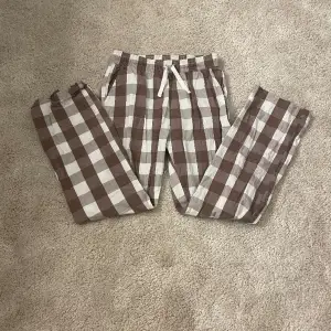 Pyjamasbyxor från Lindex, de är alldeles för små för mig som är 164. De har små fläckar (se bilden) ☺️