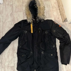 Parajumper - Använd i 2 vintrar, i bra skick. Håller bra värme och inte sönder någonstans.( nypris 10500kr) Kvitto finns.