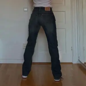 Säljer ett par superfina Levis jeans i modellen 511. Storlek W: 30 L: 32 Jättefint skick! 💕