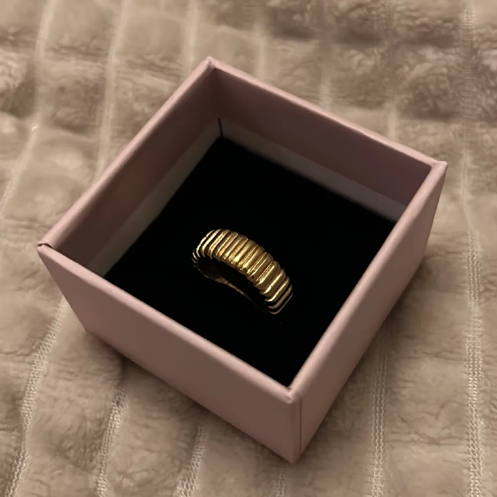 Jättefin ring från Edblad i guld  Storlek 16.0 mm Säljer pga den är för liten för mig och glömde lämna tillbaka och byta den men den är aldrig använd🩷 Nypris 385 kr. Accessoarer.