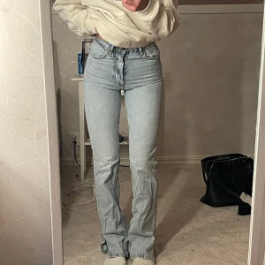 Bikbok jeans  - Jeans från bikbok som tyvärr blivit för små. Jag är 164cm lång, lite långa för mig. Raka högmidjade jeans med en liten slits vid anklarna. Använt några få gånger❤️‍🔥