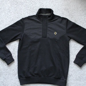 Stickad tröja Gabbiano - Svart stickat tröja i nyskick! Plagget är från märket Gabbiano och endast använd 2 gånger, skriv för mer bilder/frågor! 😊 Nypris: 780kr