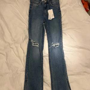 Helt nya zara split skinny jeans strl 36 Endast testade, kommer med lappar kvar. Ny pris 359kr