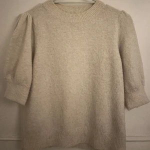 Stickad t shirt - Superfin stickad t shirt från Vero Moda! Ganska nopprig men tycker verkligen inte de gör nåt, annars inga andra deffekter🫶🏻köpt 2023 o sparsamt använd