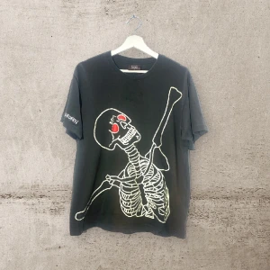 Broken planet t-shirt - Storlek S Skick: 7/10 trycket är som nytt men lite solblekt på ena sidan.