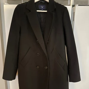 Kappa Gant - Klassisk dubbelknäppt kappa från Gant. Sparsamt använd och i fint skick. 