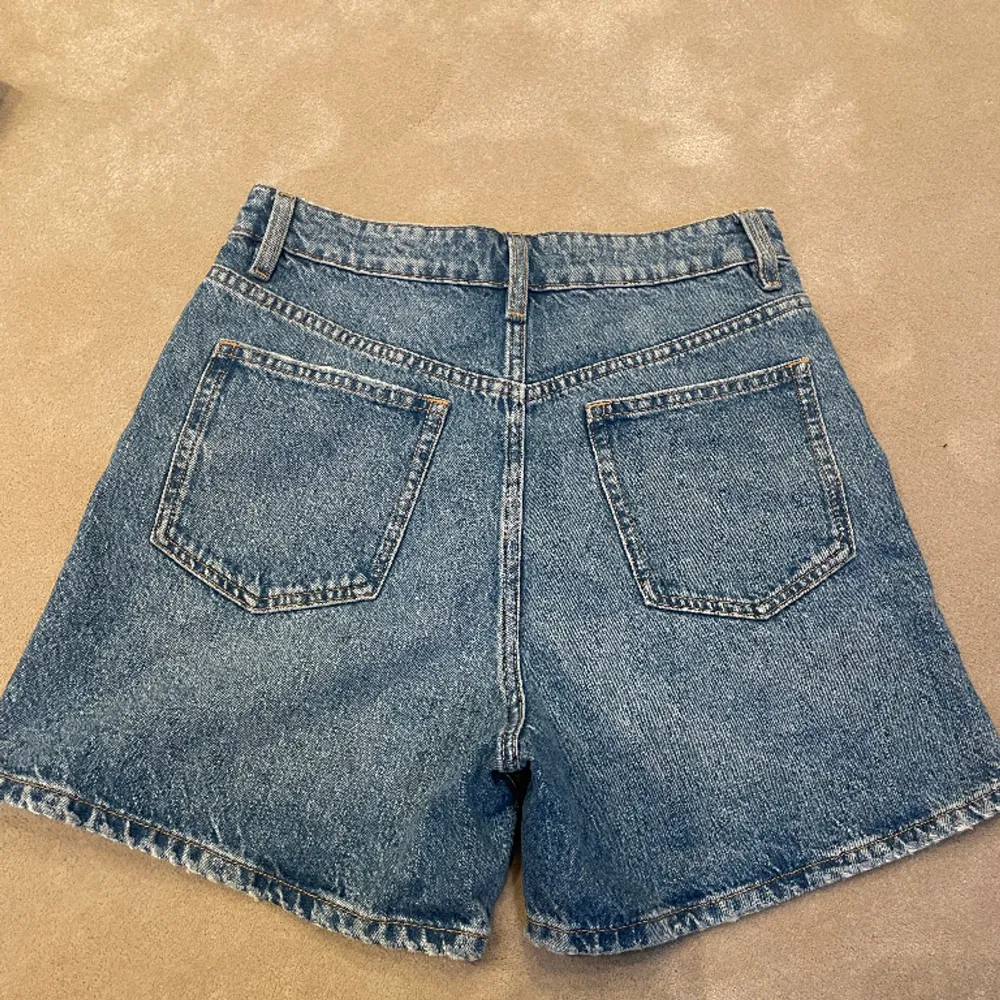 Jeans shorts i lite längre modell från zara, knappt använda🧡. Shorts.