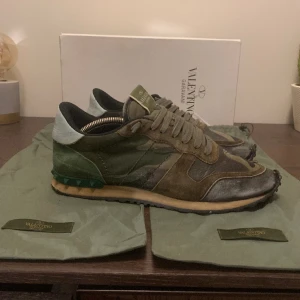 Valentino Rockrunners  - Äkta Valentino Rockrunner som inte är i bästa skicket: 5/10. Allt og ingår: originalbox samt två original dustbags. Kolla andra bild för de största slitningarna. 