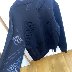 Versace tröja - Storlek S men passar även för den som har M. Jag säljer min Versace tröja då den inte passar mig längre. Tröjan har använts ett få tal gånger och är som ny. Jag köpte den från Zalando förra året men slutade använda den. Priset kan diskuteras!