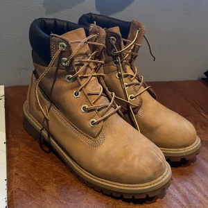 timberland boots  - Förre ägaren säger storlek 41 men känns mindre.  Lite töjda på kanterna också men de ser bättre ut när man har på sig de.