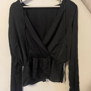 Blus - Blus med öppenrygg och sluten fram till💞 fin till vardag och fest 