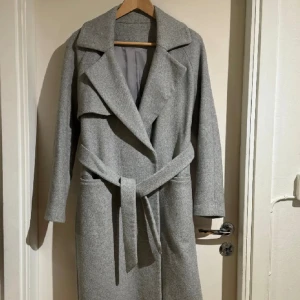 Populär 2nd grå kappa! - Populär kappa från 2nd day i grått i fint skick! Tyvärr för liten för mig.
