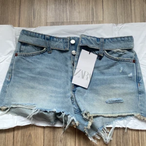 Zara jeans shorts 🌸 - Jätte vackra shorts! super fin färg och älskar modellen. Säljs pågrund av att de var någotlunda för små för mig och tänkt köpa nya. Helt nya! fick hem de idag men tänkte kolla om de finns intresse så jag slipper lämna tillbaka 🌸pris går att förhandla