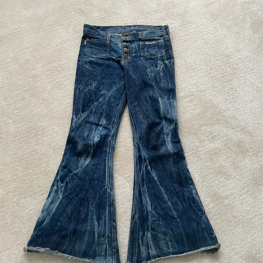 Säljer nu ett par så snygga, utsvängda , unika jeans då de tyvärr är lite för stora för mig. Fickor fram💕 Innerbenslängd: 76  Midjemått: 39 Skriv för mer info💕. Jeans & Byxor.