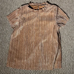 Snygg tröja från Name it - Snygg kortärmad tröja från Name it. Väldigt bra skick. 