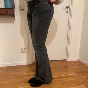 Snygga gråa lågmidjade bootcut jeans från H&M i storlek 38 men skulle säga att de passar 36 också. 💕💕