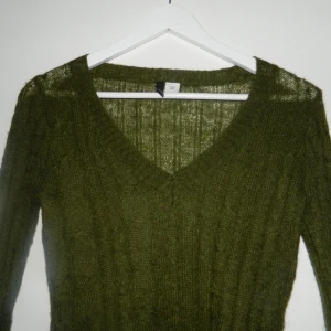 Stickad tröja - Grön stickad tröja med V ringad hals och långa armar. 