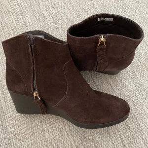 Krocks stövletter med kilklack  - Nya stövletter från Crocs i brun mocka 