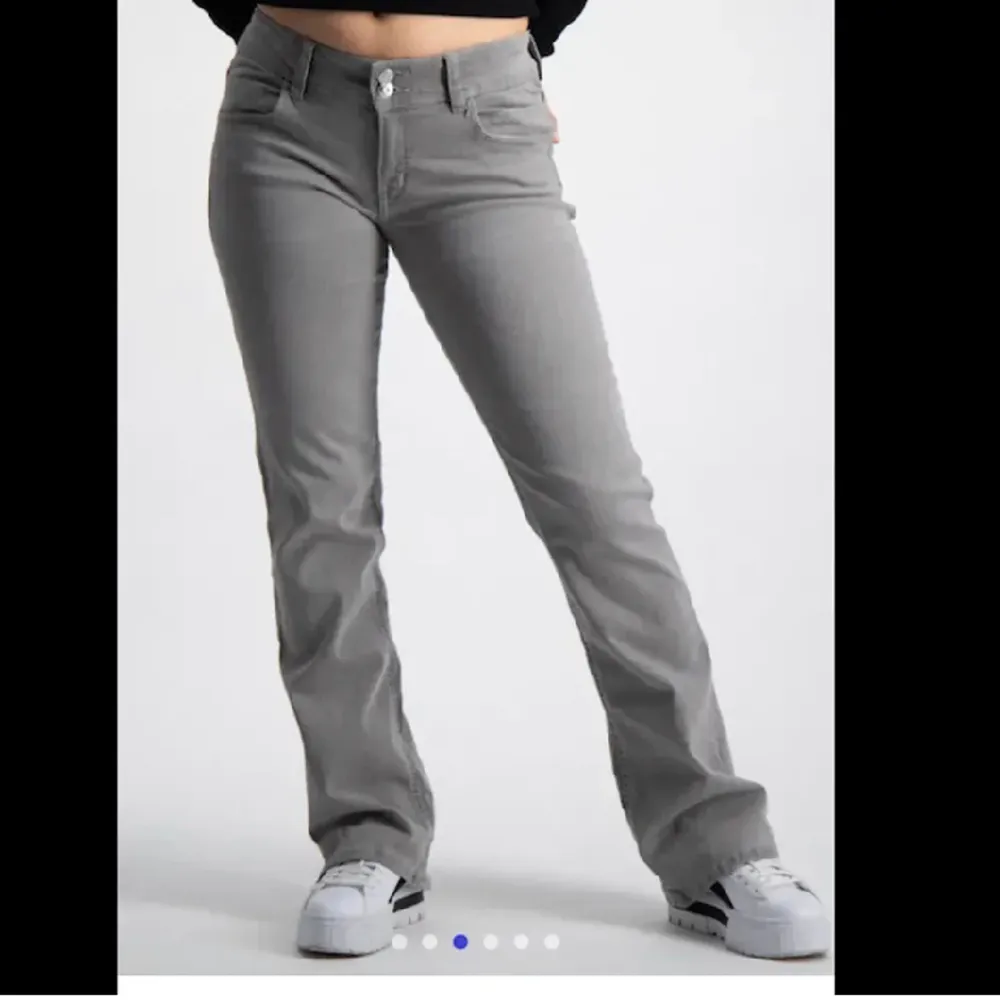 Gina Young byxor som är helt slutsålda som jag aldrig använd dock köpte från Plick för nån månad sen men storleken passade inte❤️❤️. Jeans & Byxor.