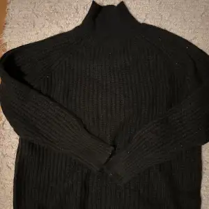 Säljer en svart stickad tröja dom är lite oversized i strl S från Lager 157. Köparen står för frakten🤍