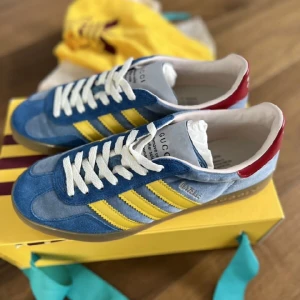  Adidas Gucci skor - Diese Adidas X Gucci Gazelle Sneaker sind ein absolutes Must-Have für alle modebewussten Damen. Hergestellt aus hochwertigem Wildleder in einem wunderschönen hellblauen Farbton, sind diese Schuhe nicht nur stylisch Versand möglich 5.99€ DHL PayPal 