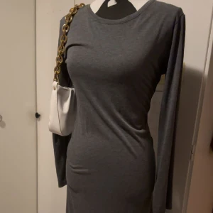 Klänning - Går ner till marken. Stretchig så passar större