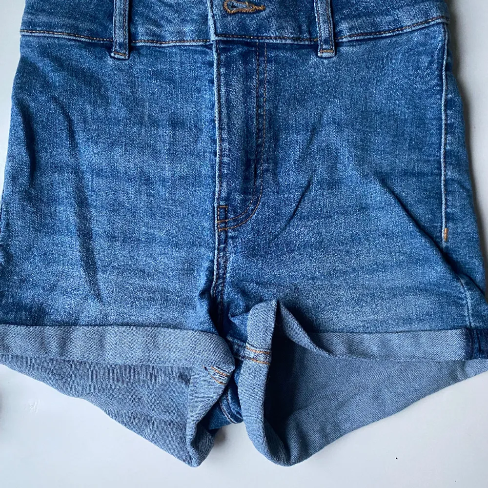 Högmidjade, mörka, tajta jeansshorts Använda men fortfarande ok skick. Säljer då de inte kommer till användning! Ingen retur och köparen står för frakt💞. Shorts.