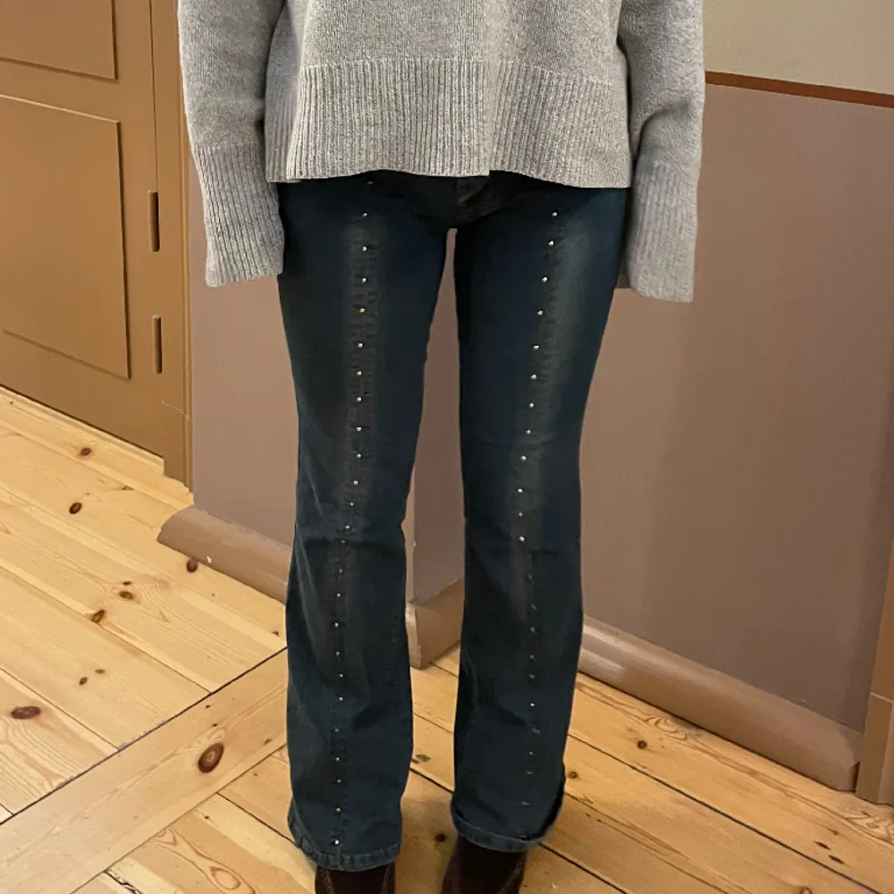 Såå coola och unika bootcut jeans med stenar längst hela benen⭐️⭐️💥 Storlek M, midjemått 82 ❤️ Kom privat vid intresse!. Jeans & Byxor.