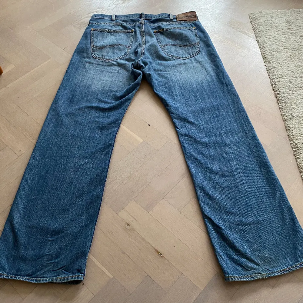 Blå Lee jeans med snygg wash. Storlek 34/34 Skriv gärna vid intresse! Även Levis jeans. Jeans & Byxor.