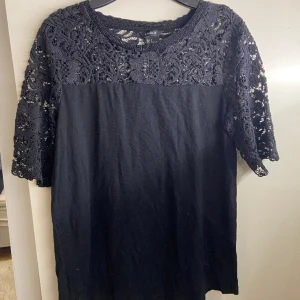 T-shirt med spets st: S - Svart T-shirt med spets ärmar och krage. Trekvartslånga ärmar. Använd ett fåtal gånger, inga defekter. Kommer tyvärr inte till användning 