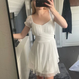 Vit klänning  - En jättefin klänning som passar utmärkt till student! Köpt på plick. 