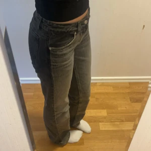 Zara jeans  - Säljer mina grå lågmidjade raka jeans från zara! Är 173cm lång och dom är långa för mig så perfekt om du är lång!💗 Nypris 400 och de är använda väldigt få gånger!