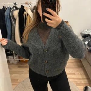 Stickad tröja - Använd vid ett tillfälle. Som ny. Storlek S. Ej stickig!! 