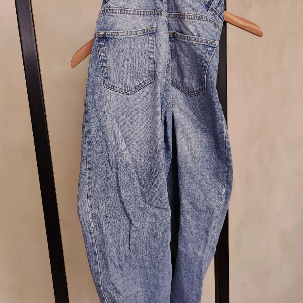 Fina ljusblåa high waisted jeans i god skick.. Jeans & Byxor.
