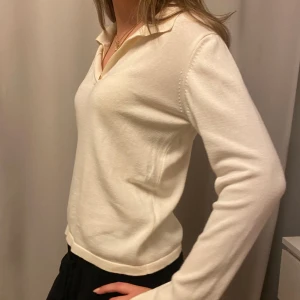 Djerf Avenue tröja  - Säljer min getaway top i färgen cream från Djerf Avenue 🥰 knappt använd och är i nyskick