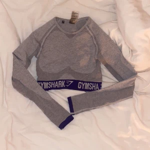 Tränings top - Slim träningstop från gymshark, jättebra träningsklädsmärke! Säljer då lila inte är min färg, som ni ser är detaljerna lila!