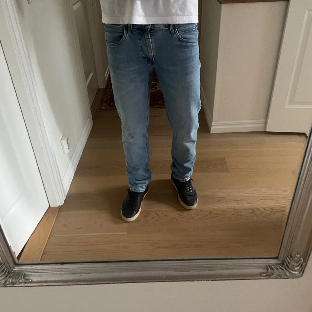 Snygga och bekväma lee jeans i slimmad passform. Tvätten är ”sliten” ljusblå. Personen på bilden är 188 cm och storleken är 31/32.  Vid intresse eller funderingar, hör av er!. Jeans & Byxor.